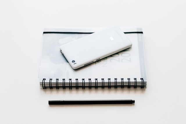 black-and-white-2568379_640 black and white notebook and pen
